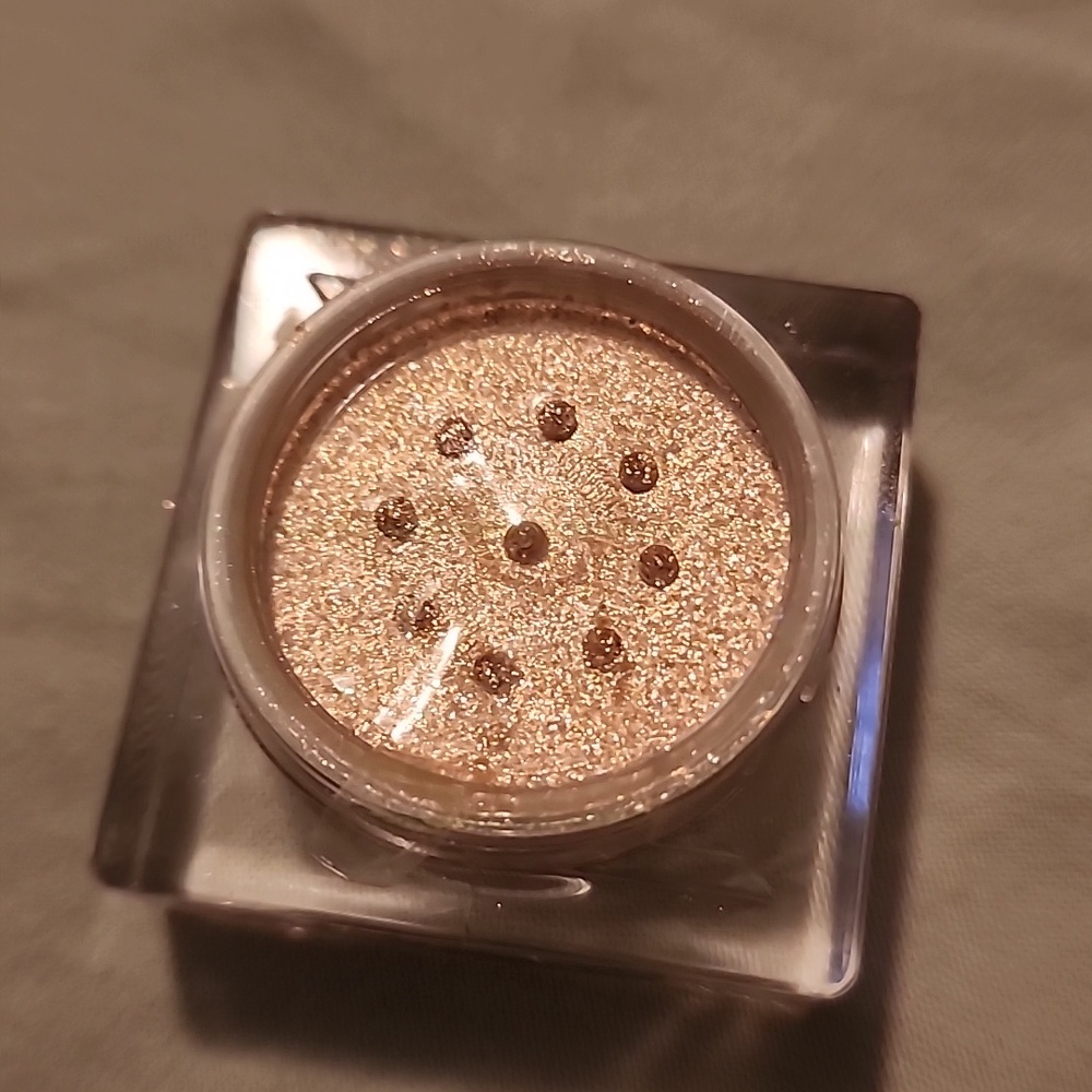 Artist Couture Rose Gold Eyeshadow Topper - Picture 3 of 3